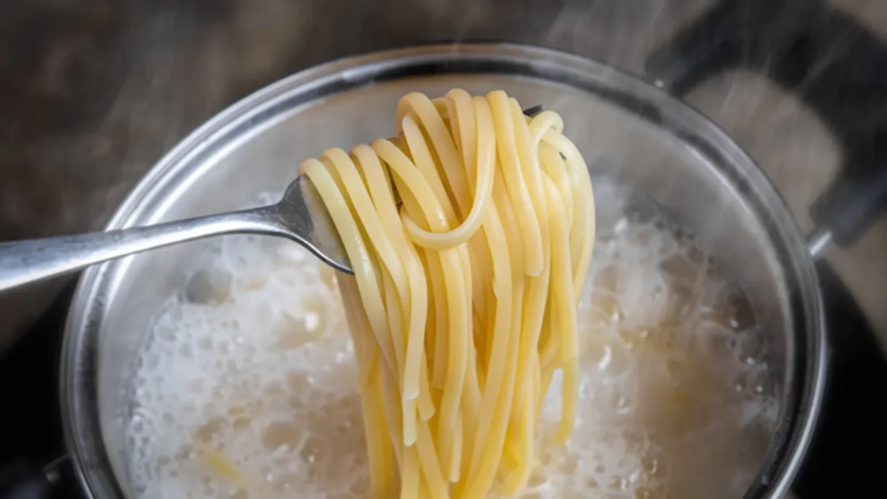Non mettere il sale in questo momento: ecco perché la pasta diventa collosa