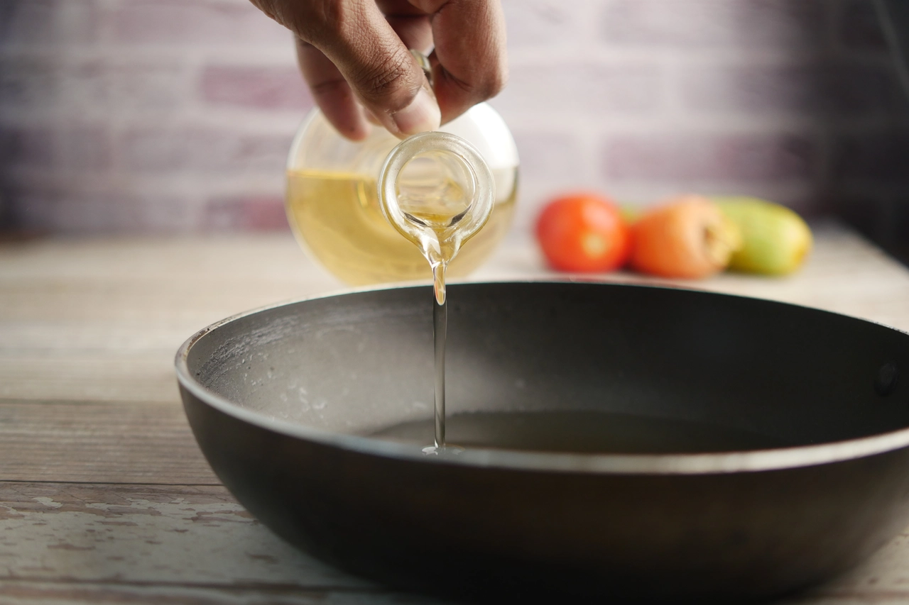 Come cucinare con meno olio senza perdere sapore? Il segreto degli chef