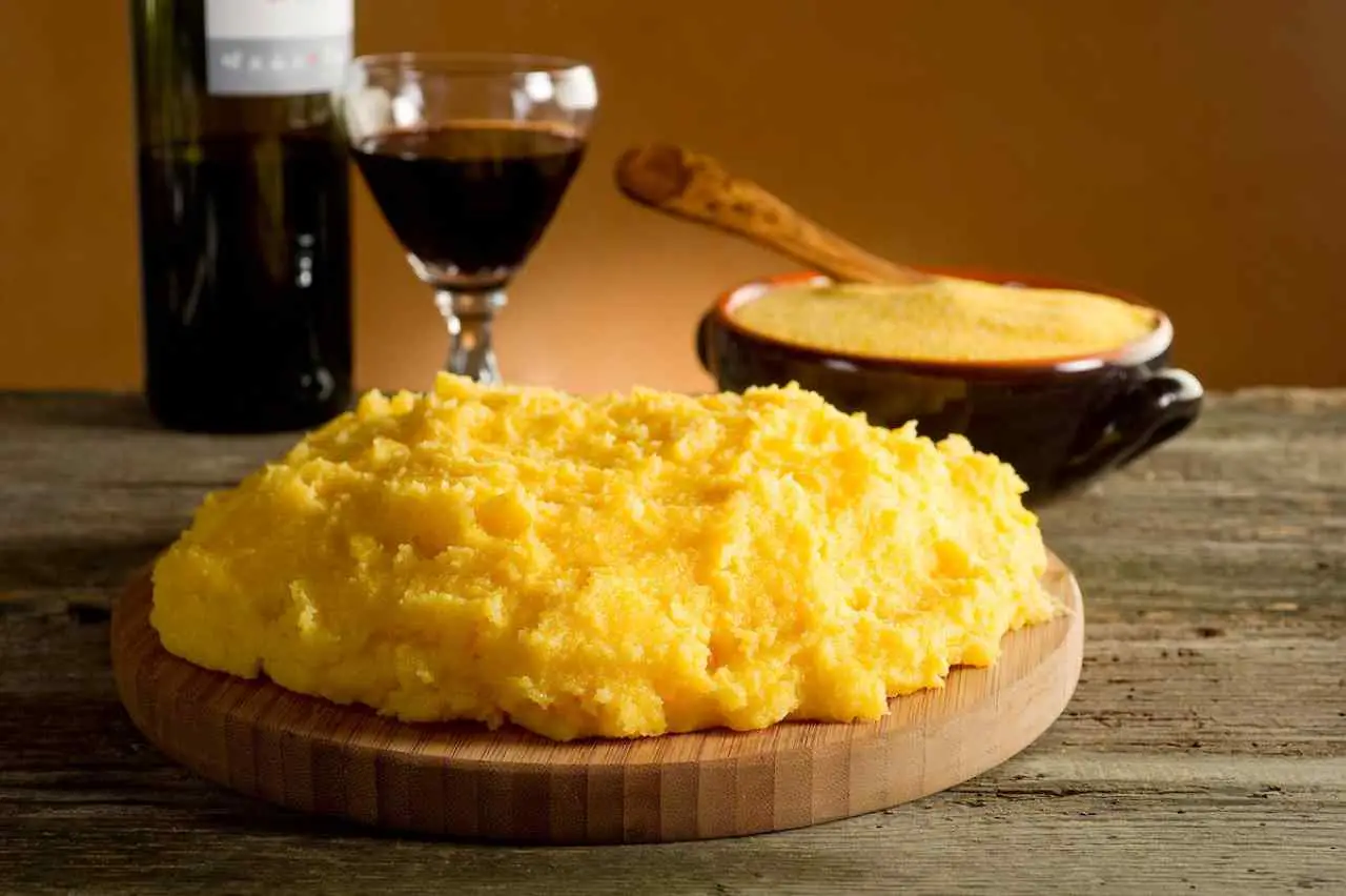 Come fare la polenta perfetta senza grumi? Il trucco con l’acqua bollente